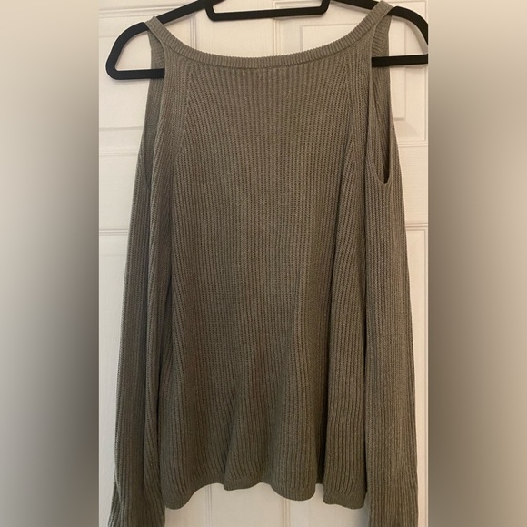 SOLD🌟Garage sage green knit top with exposed shoulders - Picture 4 of 4